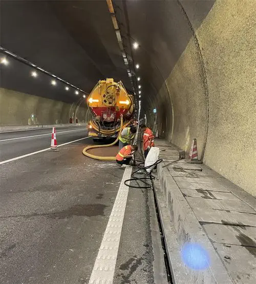 马关隧道排水渠清淤